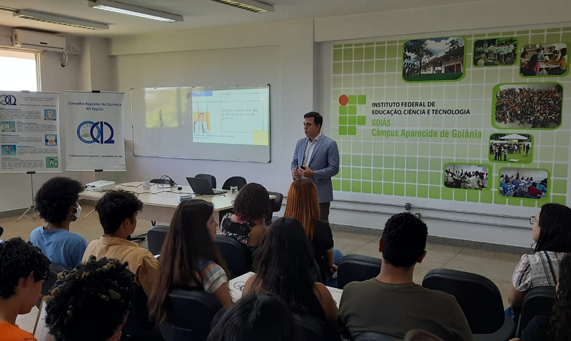 Palestra com o presidente do Conselho Regional de Química, Luciano Figueiredo de Souza, foi uma das atividades realizadas no Programa de Recuperação de Aprendizagens aos estudantes do curso Técnico Integrado em Química